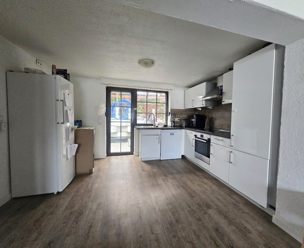 Küche mit Tür zur Terrasse