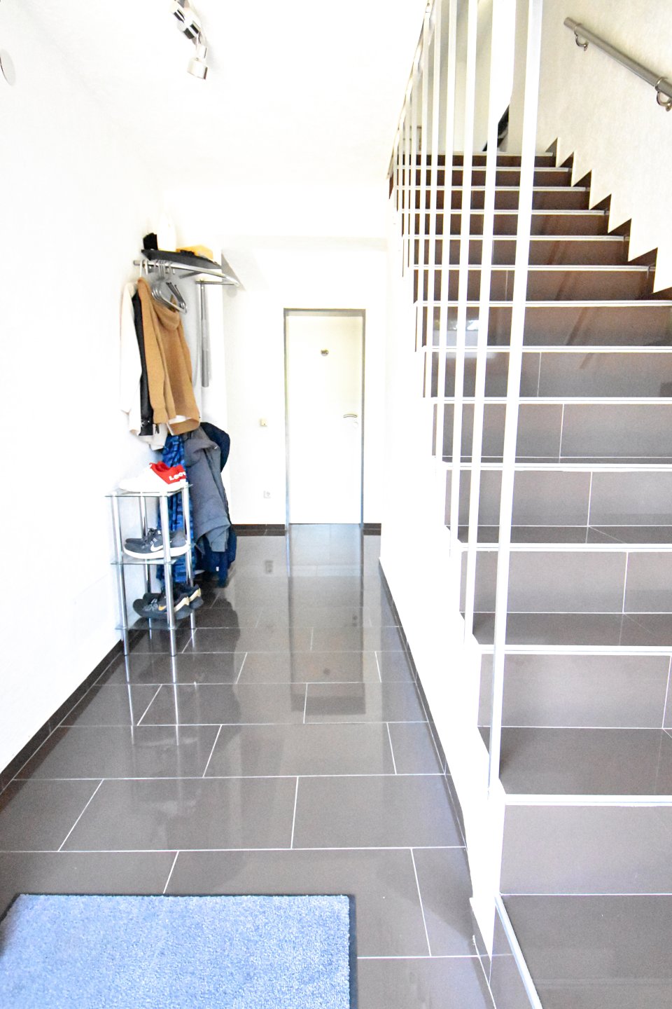 Eingangsbereich mit Treppe und Garderobe