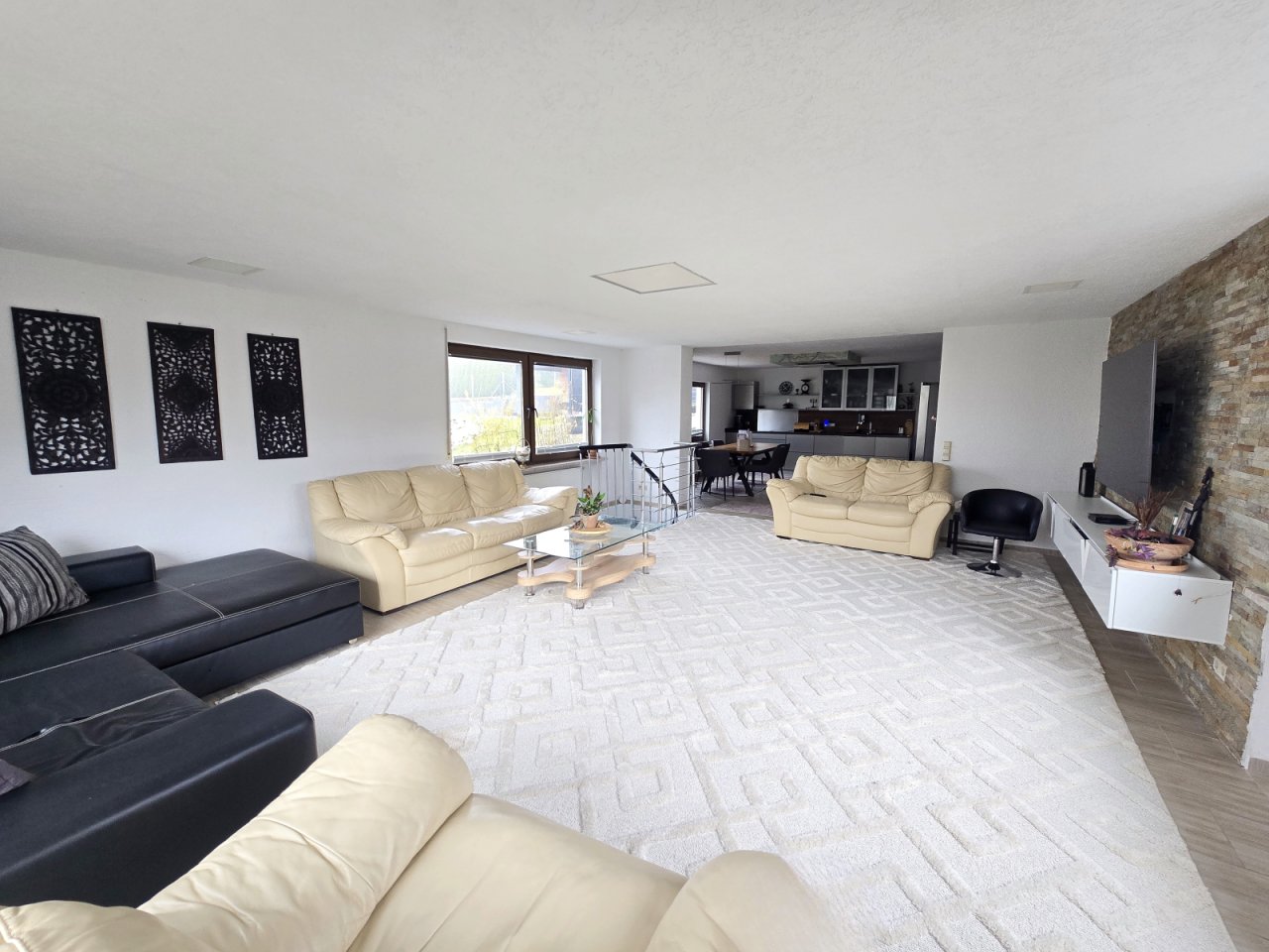 Wohnenmit offener Küche und Essen