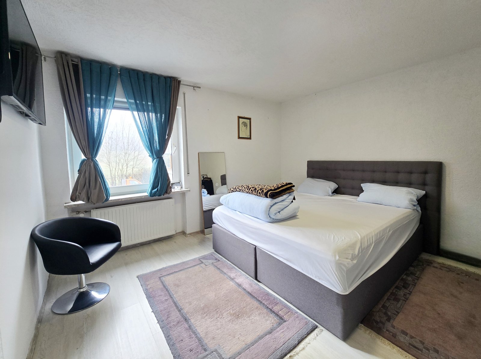 Schlafen im EG mit Ankleide und Ensuite Duschbad