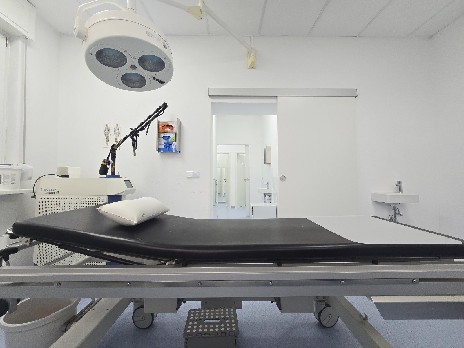 Praxis 1.OG Eingriffraum mit Blick zur Patientenschleuse