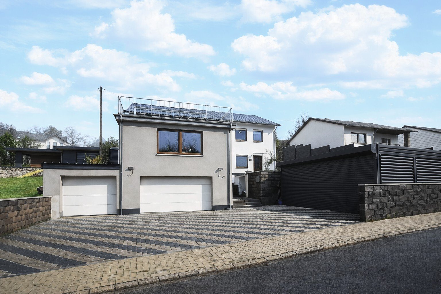 Hermeskeil: Stilvoll wohnen mit viel Platz: Modernisiertes Familienhaus mit besonderen Highlights und Option auf zwei Wohneinheiten 