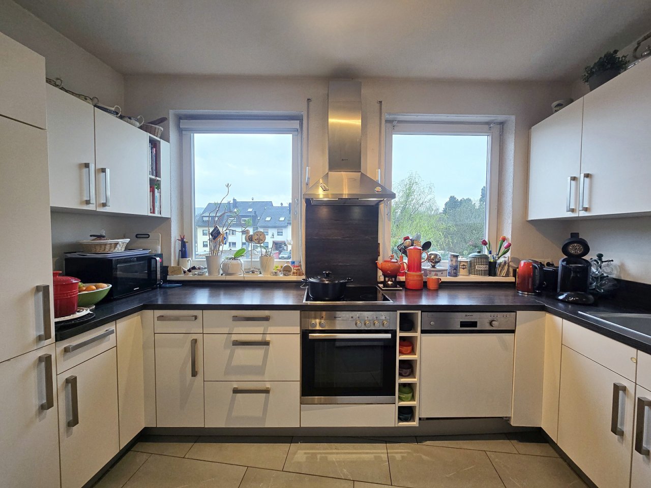 Küche mit EBK und Ausblick