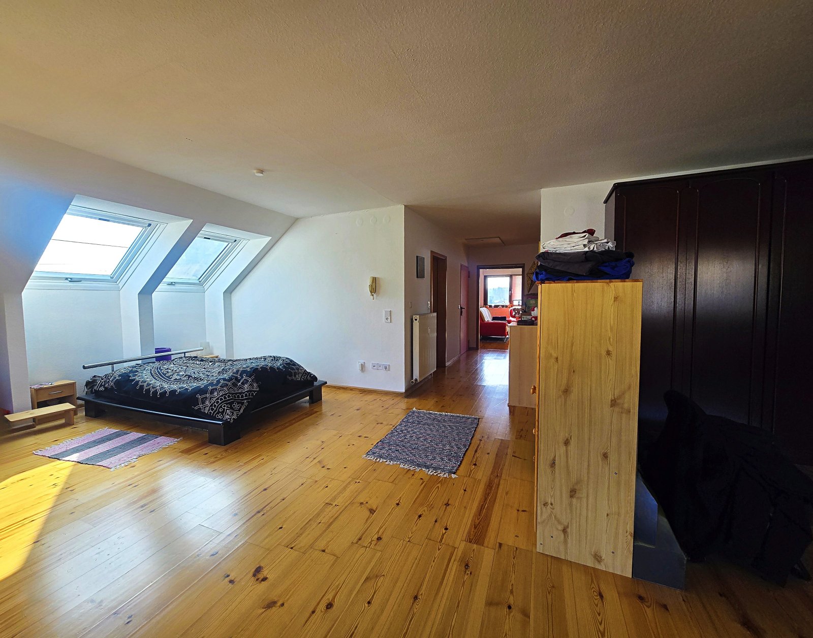 DG Schlafzimmer mit großem Ankleidebereich