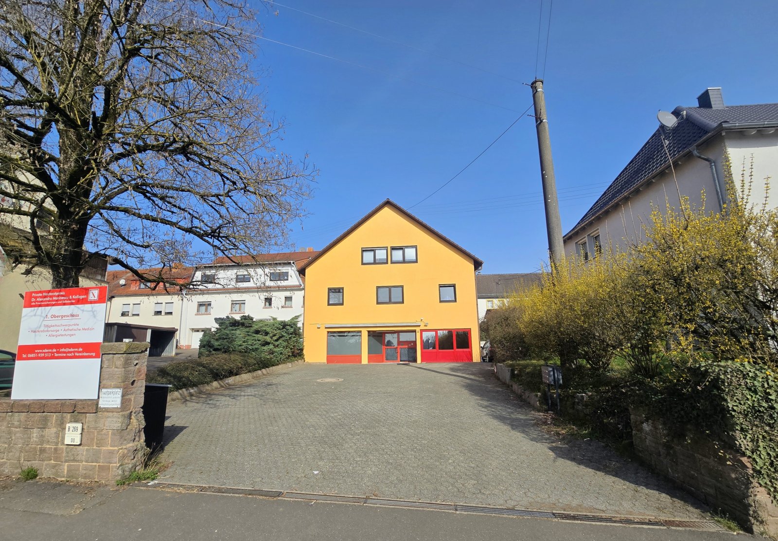 Einfahrt mit Parkplatz