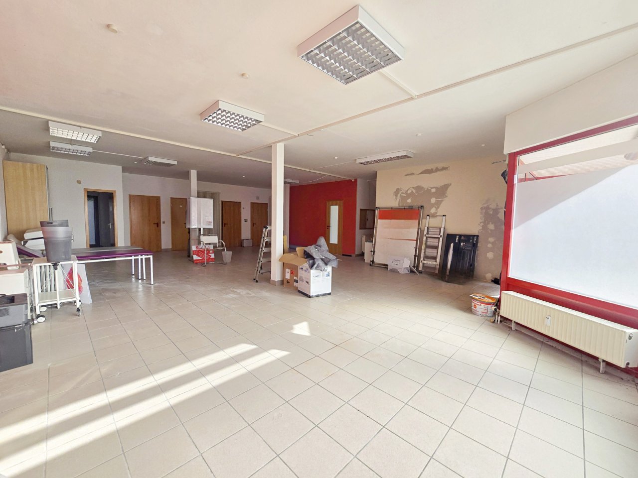 Eg Hauptraum mit Blick auf Nebenräume