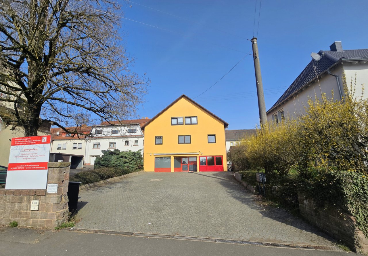 Einfahrt mit Parkplatz