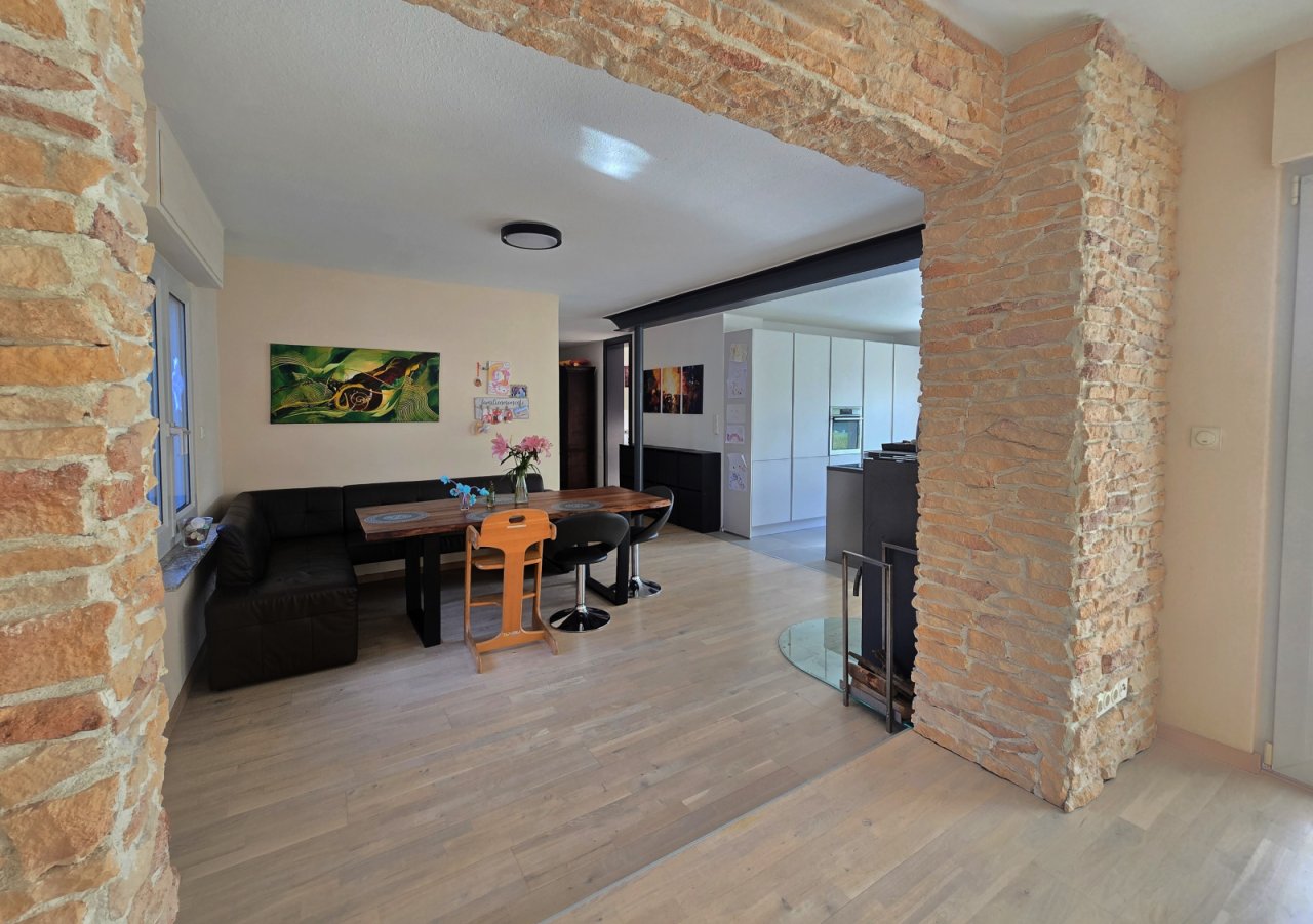 Blick vom Wohnzimmer zu Essen und Küchemit Kamin