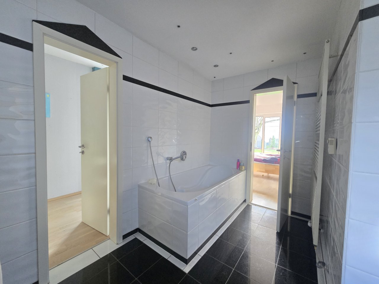 Ensuite Bad Blick zu Ankleide und Schlafen