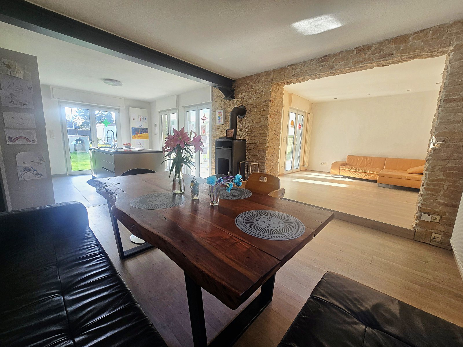 Essen mit Blick ins Wohnzimmer und Küche