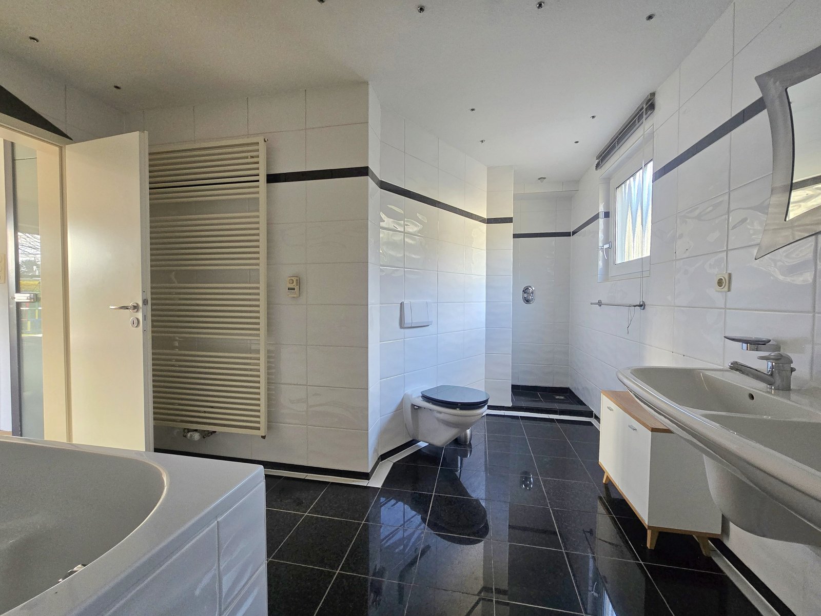 Ensuite Bad mit Tür zum Schlafen