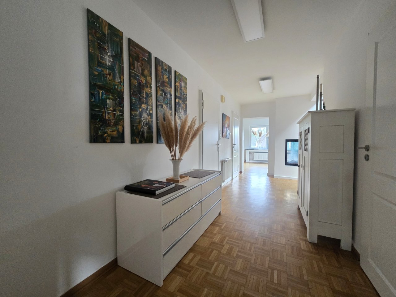 Diele mit raumverbindendem Kamin Diele mit raumverbindendem Kamin
