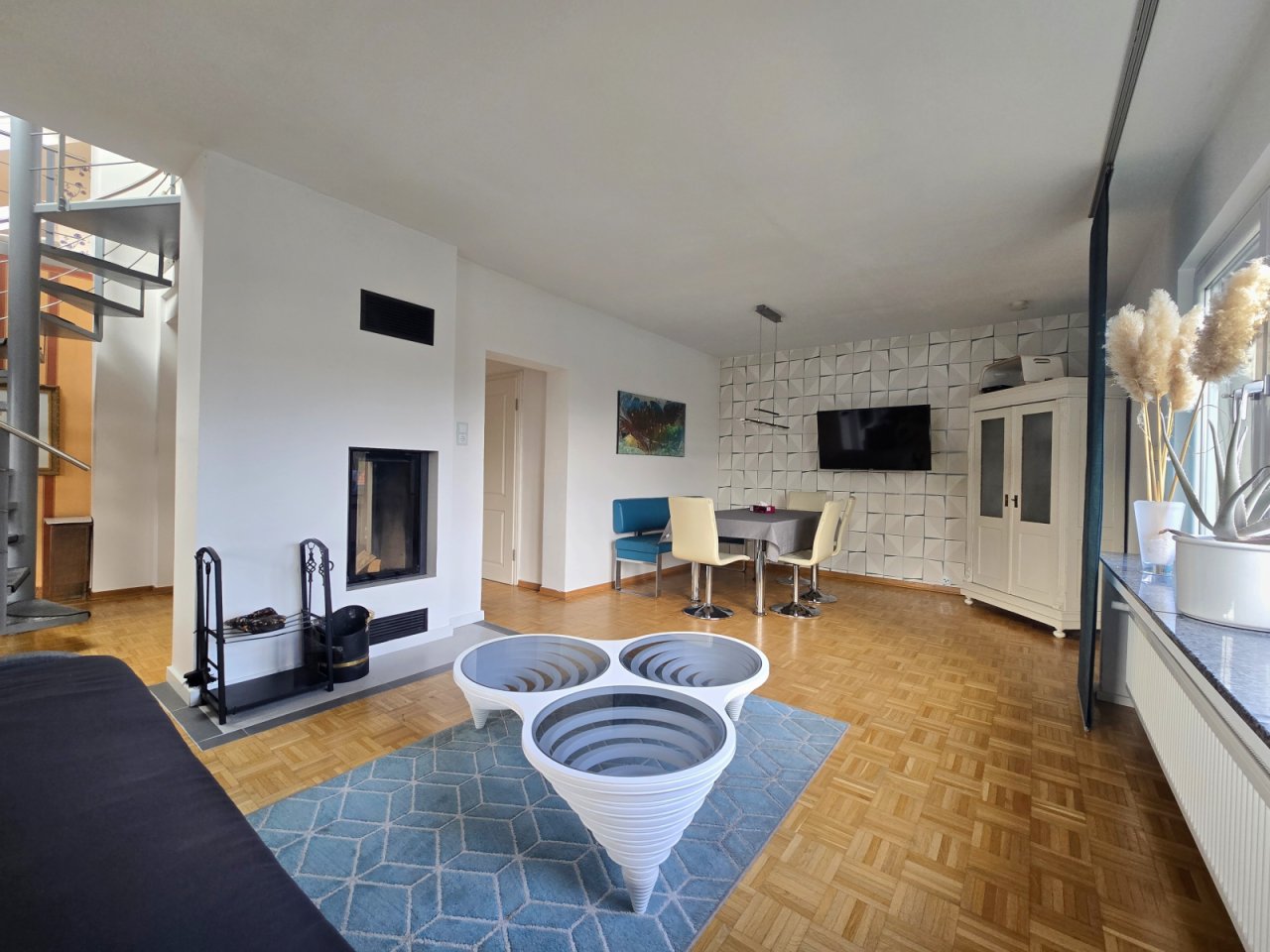 Wohnen und Essen mit beidseitigem Kamin