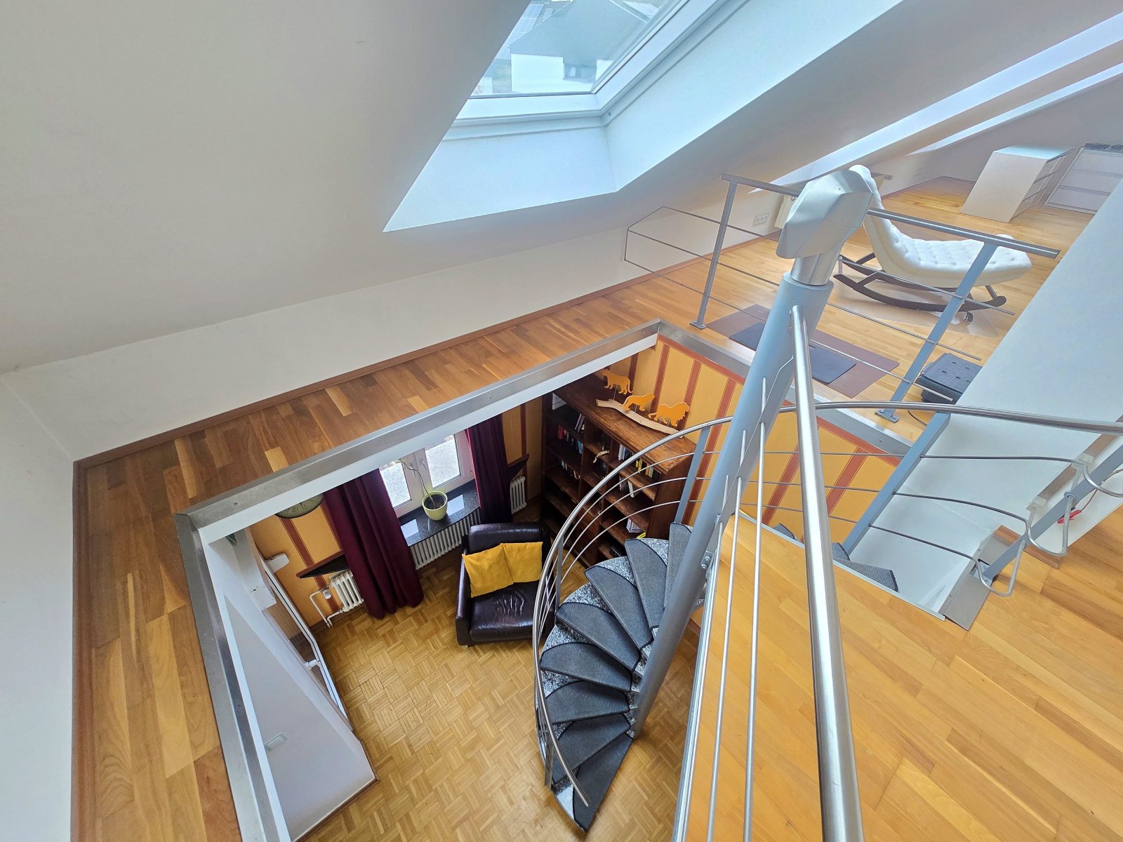 Leseecke unter der Treppe