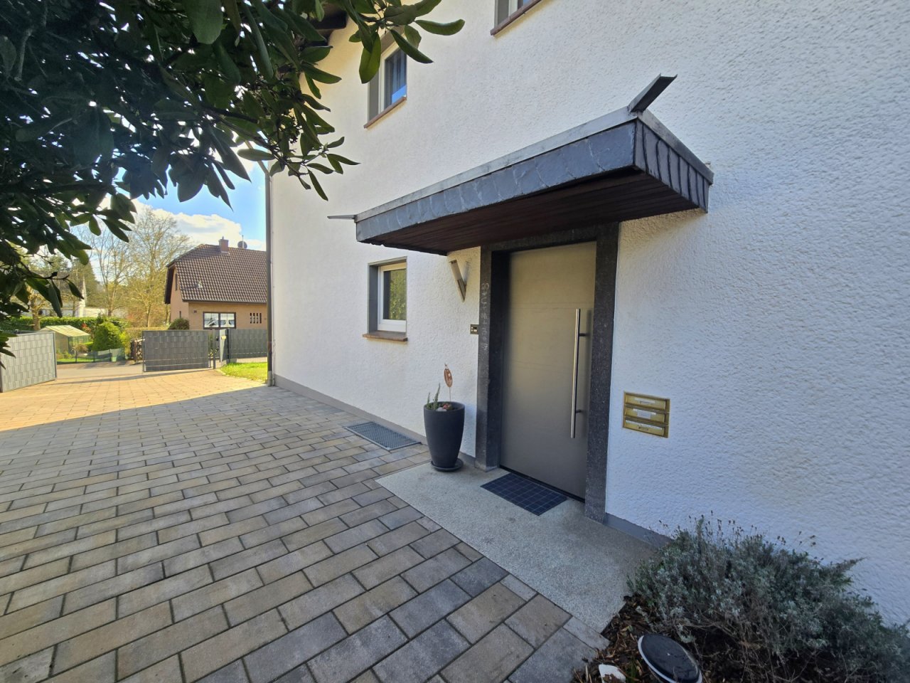 Eingang mit Einfahrt und Tor