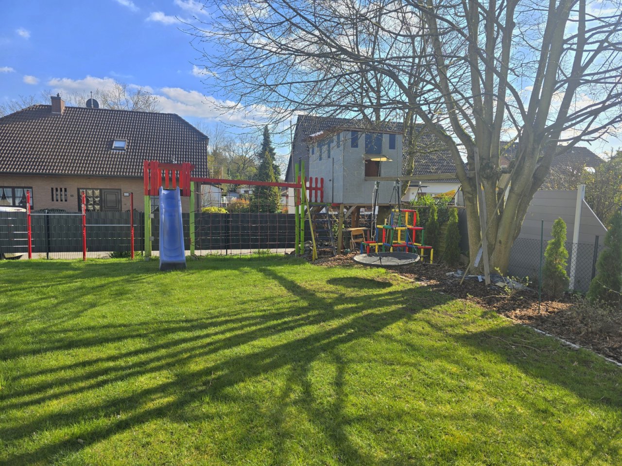 Gartenecke mit Spielgeräten 