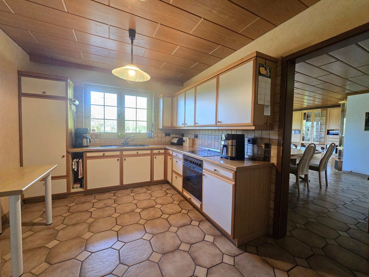 Küche mit Blick zu Essen