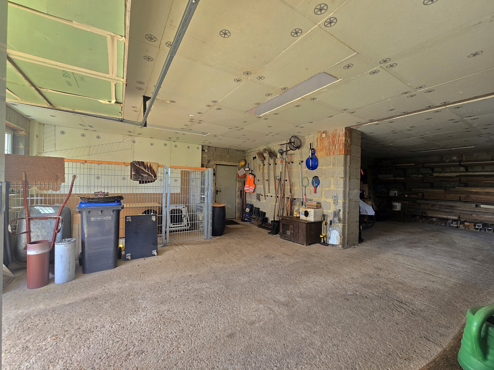 Große Garage im Haus als Ausbaureserve