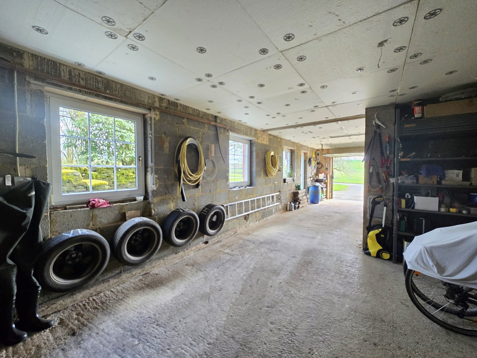 Ausbaureserve Garage mit Fenstern