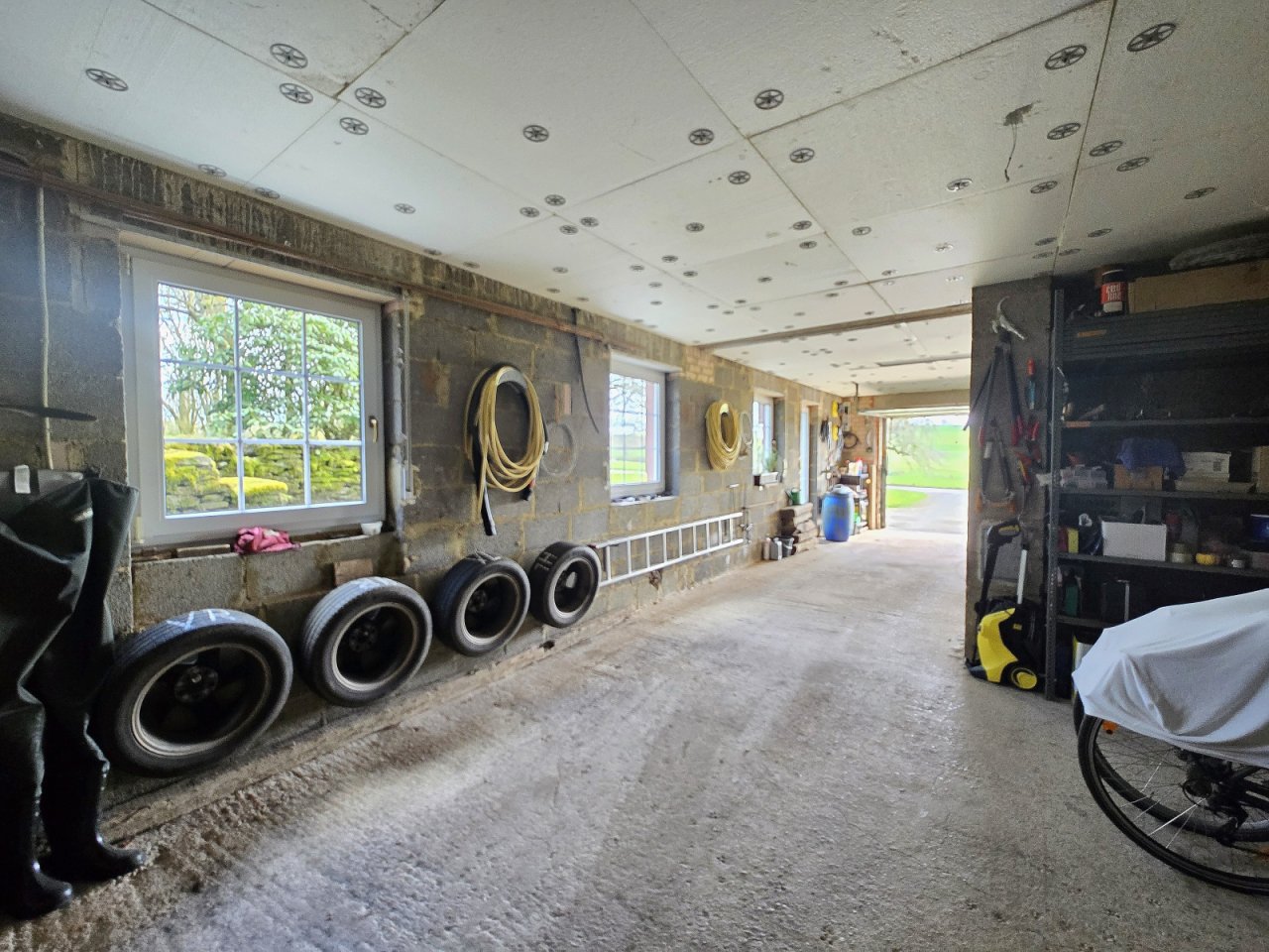 Ausbaureserve Garage mit Fenstern