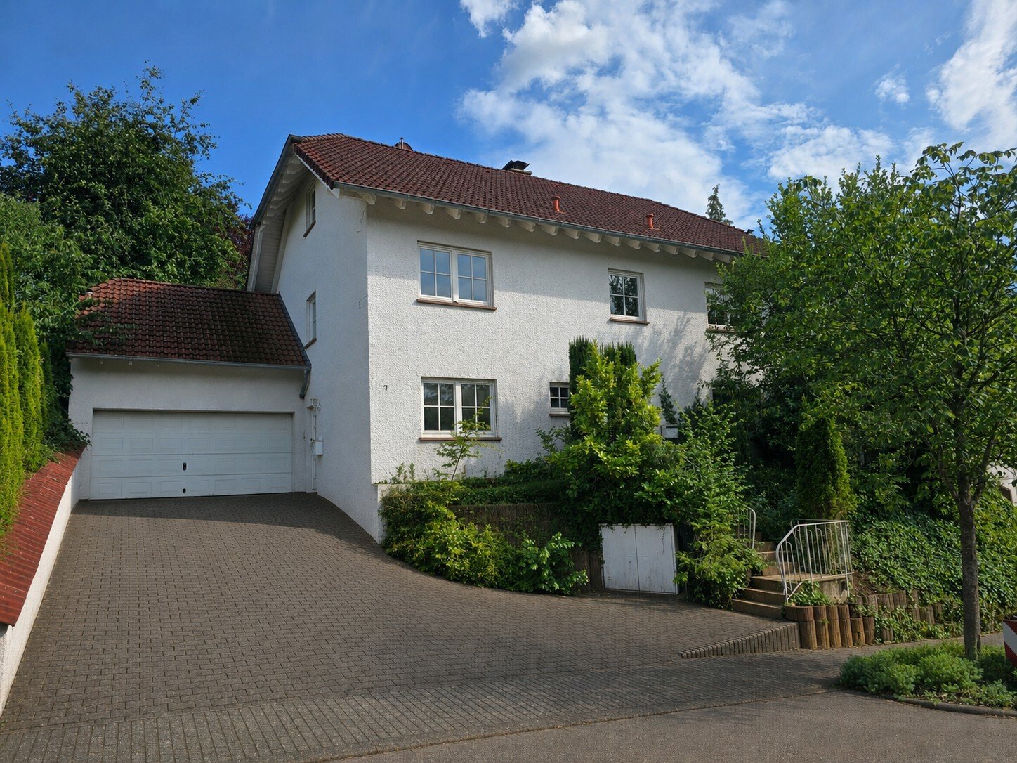 Hausfront mit Einfahrt Hausfront mit Einfahrt