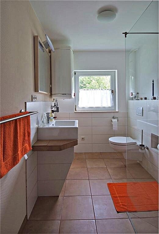 modernisiertes Bad mit ebenerdiger Dusche modernisiertes Bad mit ebenerdiger Dusche