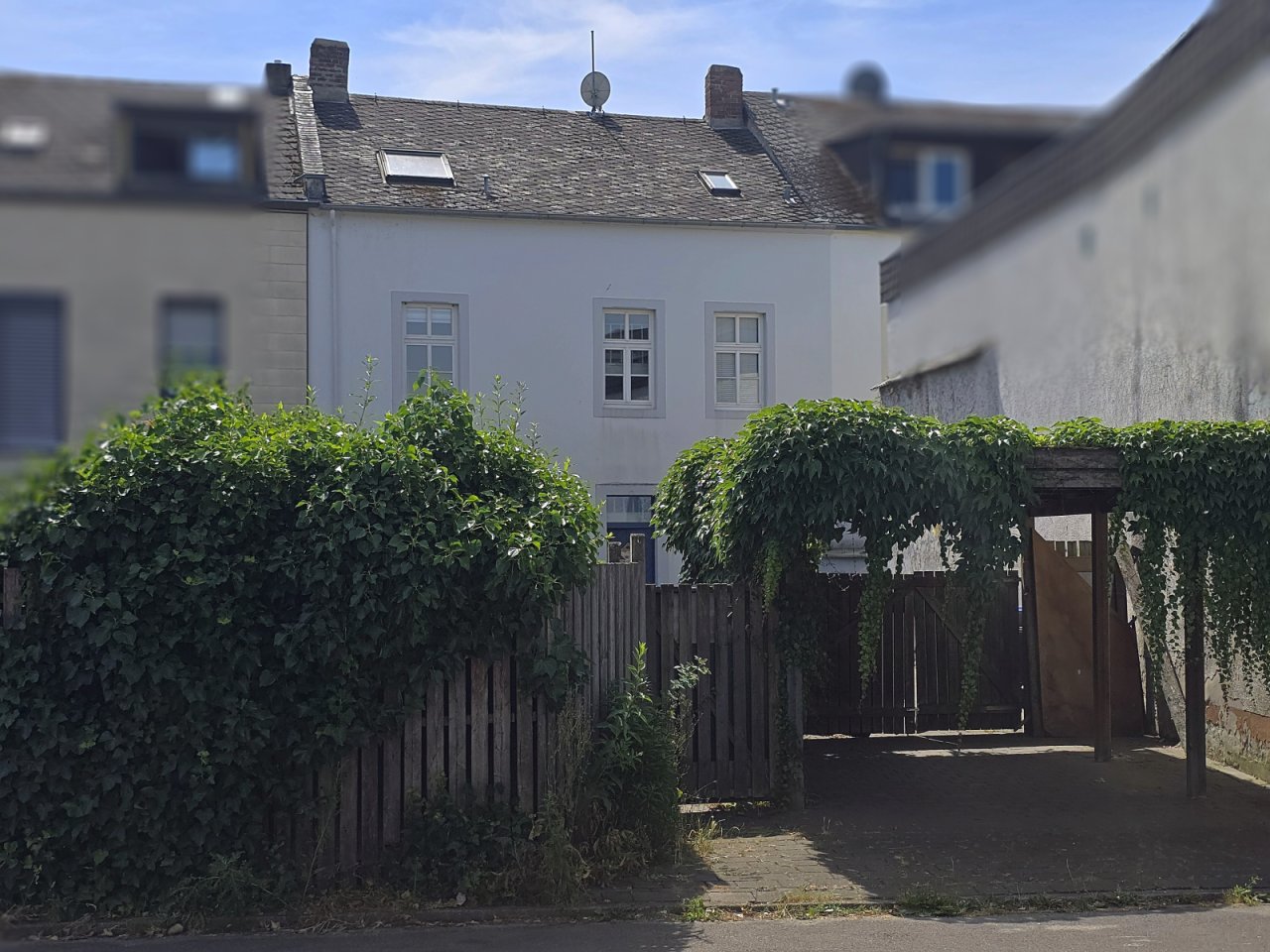 Rückansicht mit Carport Rückansicht mit Carport