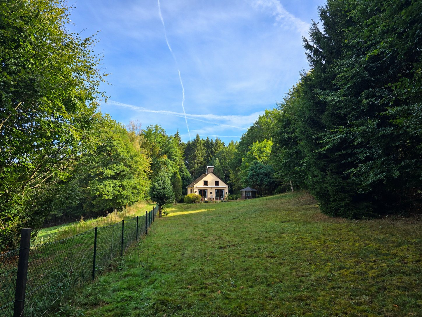 2 Außenansicht mit Umgebung